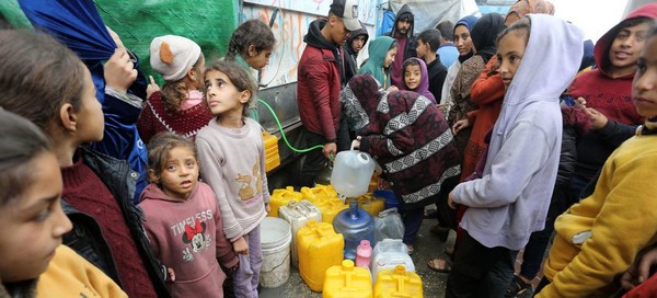Photo d'enfants  Gaza, en attente de distribution d'eau potable.