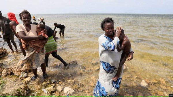 Photo de femmes migrantes, baignant leurs enfants au bord de la mer en Tunisie...