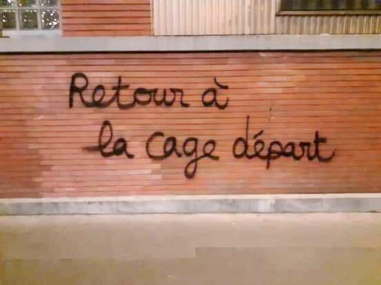 Photo de mots inscrits sur paroi de brique, mentionnant retour  cage dpart.