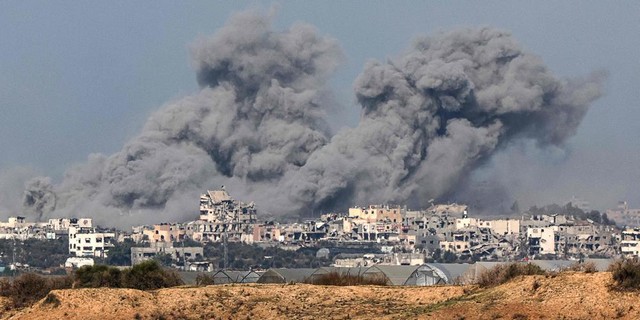 Photo de bombardement dans le sud de Gaza, le 6 dcembre 2023.