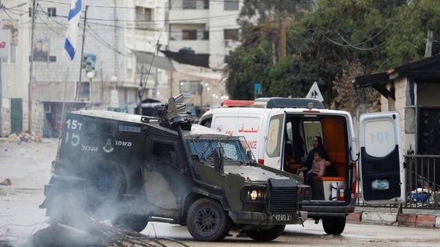 Photo de contrle par force isralienne sur une ambulance  Jenine en Cisjordanie.