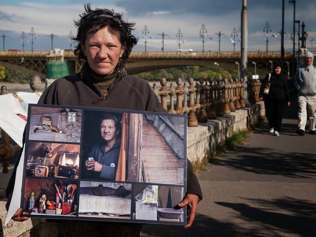 Photo de femme pauvre, discrimine et chasse de son logis en Hongrie.