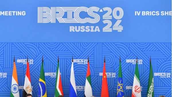 Image symbolique des BRICS+ avec leurs drapeaux nationaux, runis en 2024.