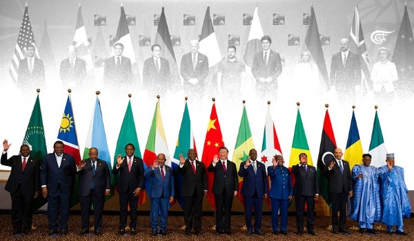 Image compose avec reprsentants des pays du Sud, afro-asiatiques, avec en arrire-plan gris les reprsentant du G7, pays riches du Nord.