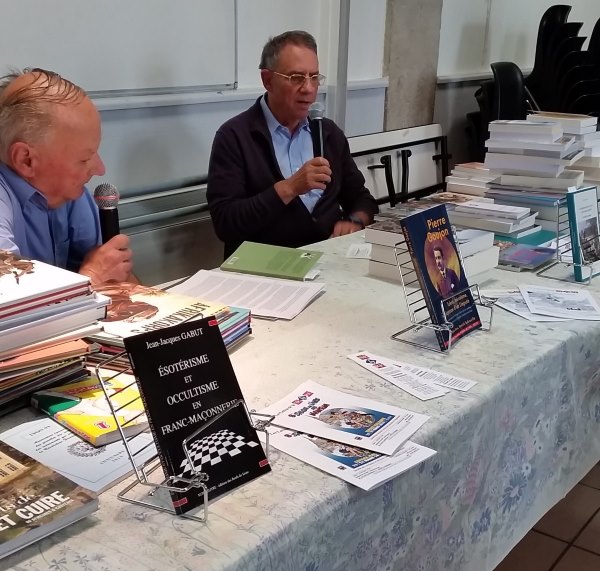 Photo de Guy CREQUIE, le 6 juin 2019  Lyon, prenant la parole dans un salon du livre.