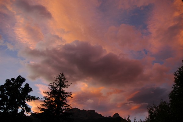 photo de nuages roses à l'aube, au-dessus de Barcelonnette dans les Alpes.