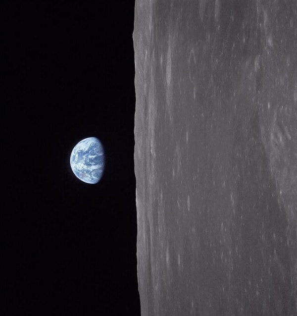 Photo de  la planète Terre vue d'un côté de la Lune.