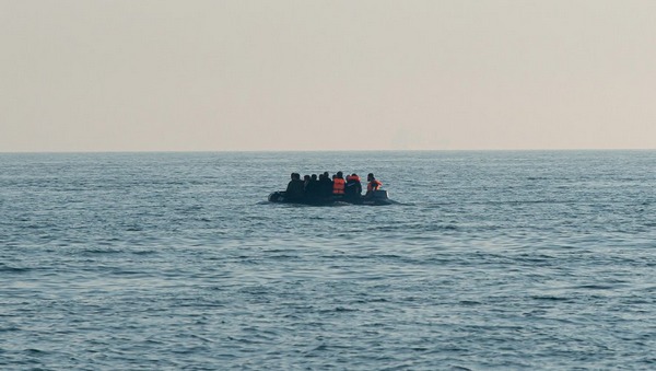 Photo de canot plein de migrants au milieu de la Manche.