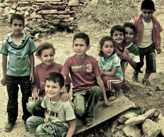 photo d'un groupe d'enfants à Gaza, parmi les pierres...