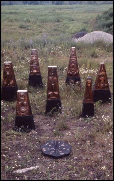 Photo d'oeuvres d'art de Ode, pour Archéologie Imaginaire, stèles sacrées nommées -Mesure du Temps de l'Histoire-.