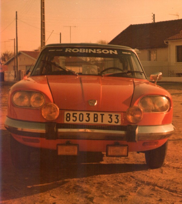 Photo de face d'une automobile Panhard 24 BT, rouge, le 07-04-1979