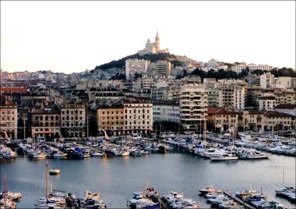 photo du vieux port de Marseille avec cathédrale