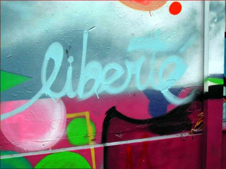 photo d'un graffito du mot -Liberté- sur décor coloré.