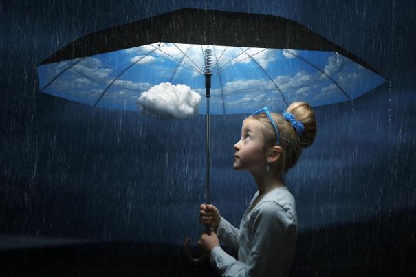 Image composée de fillette sous parapluie observant ciel.