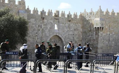 symbole_les-murs_rah, murs crénelés et forces de police à Jérusalem