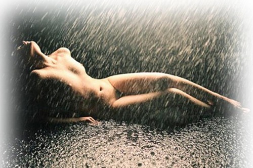 image de corps allongé de femme nue, savourant la pluie.