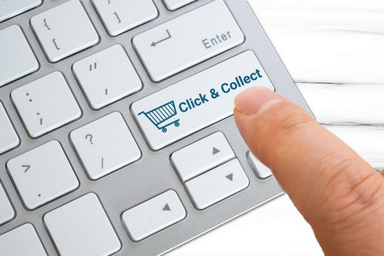 Photo de clavier gris et doigt sur touche -click-and-collect.