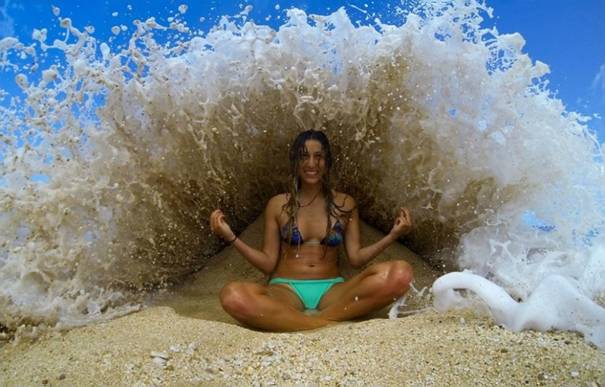 Photo de femme en bikini sous vague imminente.