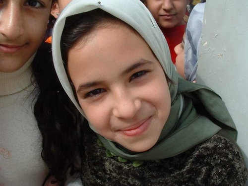en photo, regard tendre, lumineux, d'une jeune fille irakienne