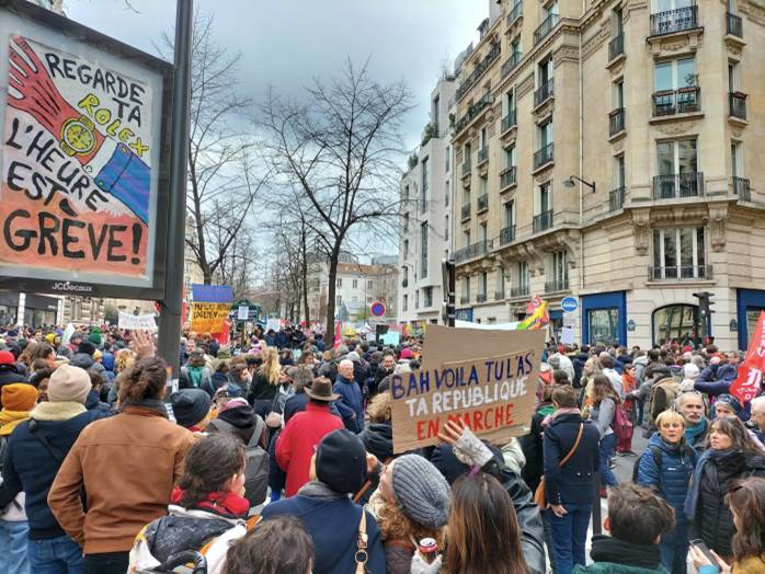 Photo de manifestation contre action gouvernementale en France, automne 2023.