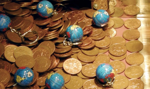 Photo de pices de monnaie dores et globes en porte-clef.