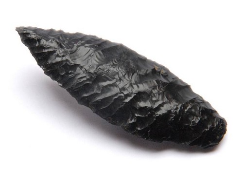photo de roche obsidienne en pointe de lance