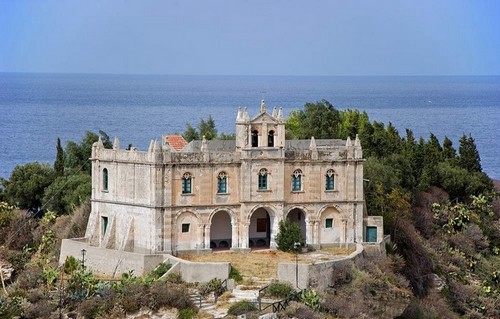 Photo de villa perché sur éminence près de la mer